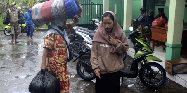 Έκρηξη ηφαιστείου στην Ινδονησία: Οι αρχές απομάκρυναν σχεδόν 2.000 κατοίκους