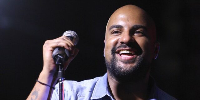 Ησαΐας Ματιάμπα: Χαμός με τη γυμνή εμφάνιση στο θέατρο – “Τα πετάμε όλα έξω και πληρωνόμαστε καλά για αυτό”