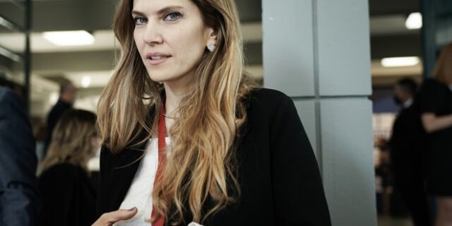 Εύα Καϊλή: Σακούλες με χρήματα βρέθηκαν στο σπίτι της – Αναφορές ότι συνελήφθη και ο πατέρας της