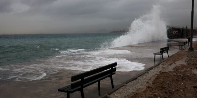 Κακοκαιρία: Ισχυρή σύσταση της Πυροσβεστικής για περιορισμό των μετακινήσεων