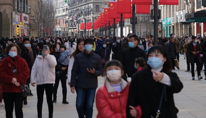 Ο ΠΟΥ εξαίρει την Κίνα για την “τεράστια πρόοδο” στον εμβολιασμό των ηλικιωμένων
