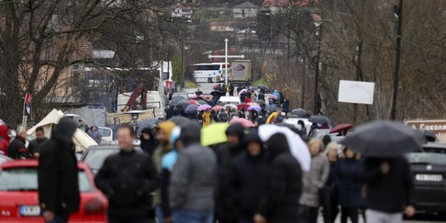 Συνεχίζεται η ένταση στο Κόσοβο – Την απομάκρυνση των οδοφραγμάτων ζητά η ΕΕ