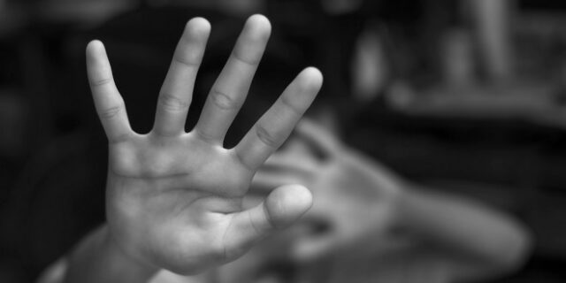Κρήτη: 20χρονη κατήγγειλε ότι ο πατέρας της την κακοποιούσε σεξουαλικά και την εξέδιδε