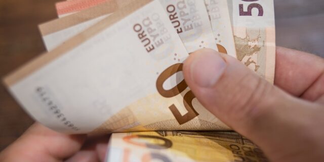 Δώρο Χριστουγέννων: Τι πρέπει να κάνει ο εργαζόμενος αν δεν του καταβληθεί