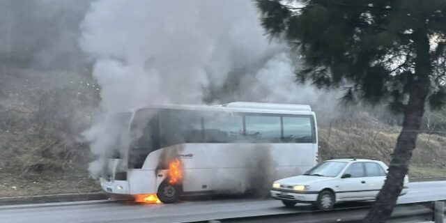 Θεσσαλονίκη: Φωτιά σε σχολικό λεωφορείο – Απεγκλωβίστηκαν οι μαθητές