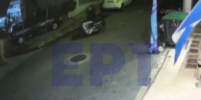 Βίντεο ντοκουμέντο: Ληστής ρίχνει ηλικιωμένη στον δρόμο για να της αρπάξει την τσάντα – Η ίδια κατέληξε 2 μέρες μετά