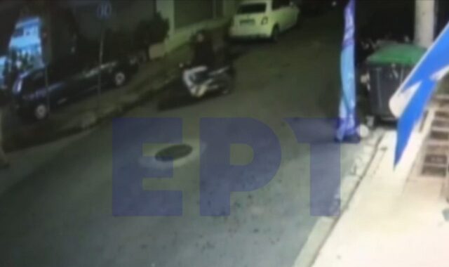 Βίντεο ντοκουμέντο: Ληστής ρίχνει ηλικιωμένη στον δρόμο για να της αρπάξει την τσάντα – Η ίδια κατέληξε 2 μέρες μετά