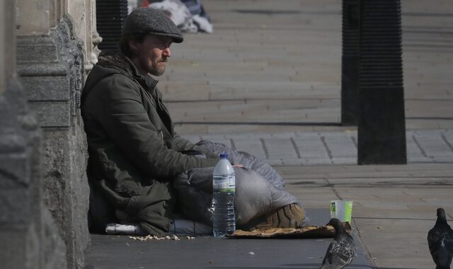 Ένα εκατομμύριο Βρετανοί κινδυνεύουν να φτωχοποιηθούν και να μείνουν άστεγοι