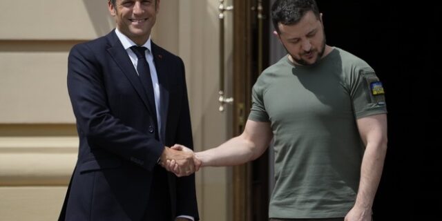 Μακρόν για πόλεμο στην Ουκρανία: “Η Ρωσία διαπράττει εγκλήματα πολέμου”