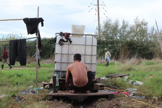 Μανωλάδα: Οι εργάτες γης παραμένουν δίχως έγγραφα