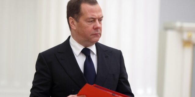 Μεντβέντεφ: Μόνο τα πυρηνικά όπλα της Μόσχας αποτρέπουν τον πόλεμο από τη Δύση