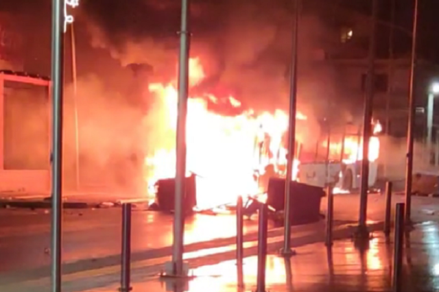 Μενίδι: Φωτιά σε αστικό λεωφορείο ύστερα από επίθεση
