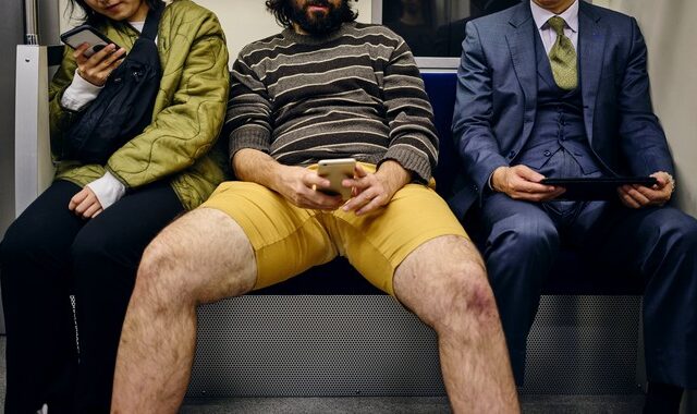Την επόμενη φορά που θα μπεις σε μετρό ή λεωφορείο, κοίτα τα πόδια των ανθρώπων