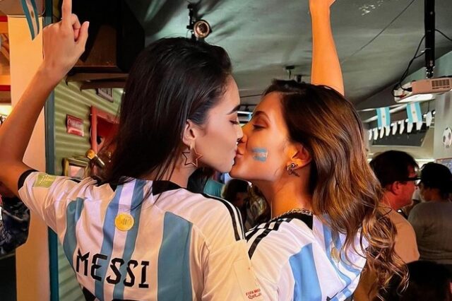 Μουντιάλ 2022: Η Μις Αργεντινή και η Μις Πουέρτο Ρίκο πανηγύρισαν τη νίκη της Αργεντινής με ένα φιλί