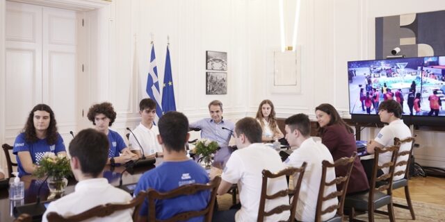 Συνάντηση Μητσοτάκη με την εθνική ομάδα μαθητικής ρομποτικής