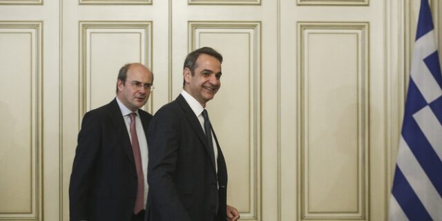 Ο ψοφοδεής υπουργός: Τον παρακολουθούν και ψελλίζει δικαιολογίες…