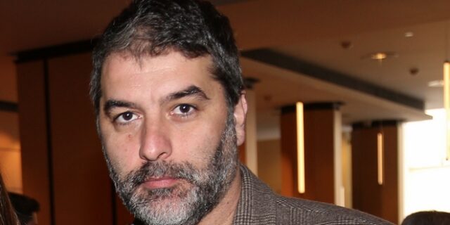 Βασίλης Μπισμπίκης: Αγνώριστος με μακρύ μαύρο μαλλί δέκα χρόνια πριν