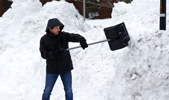 ΗΠΑ: Πάνω από 60 νεκροί από τη “χιονοθύελλα του αιώνα” – Ψάχνουν επιζώντες κάτω από το χιόνι
