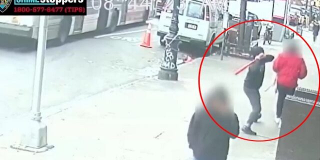 Σοκαριστικό βίντεο: Άνδρας χτυπά περαστικό εν ψυχρώ στο κεφάλι με ρόπαλο του μπέιζμπολ
