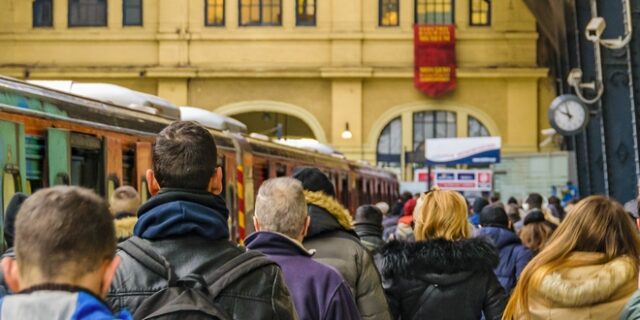 “Δημογραφική βόμβα” στα θεμέλια της οικονομίας – Έλλειμμα 600.000 νέων από την αγορά εργασίας