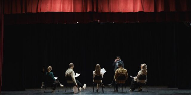 Οι κινηματογράφοι αδειάζουν, τα θέατρα γεμίζουν…