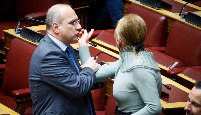 Βουλή: Εκτός εαυτού η Φωτεινή Πιπιλή – Πήγε στα έδρανα του ΣΥΡΙΖΑ