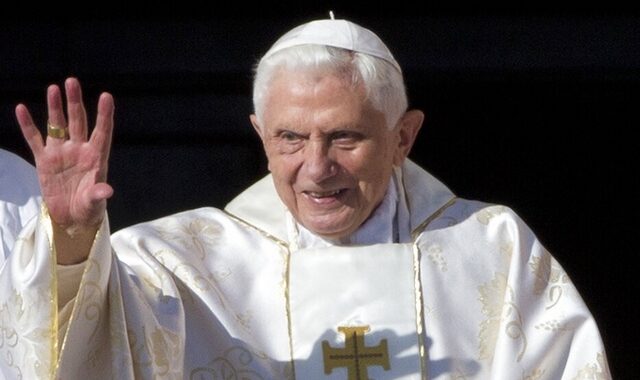 Βατικανό: Ο πρώην πάπας Βενέδικτος είναι “πολύ άρρωστος”, δηλώνει ο πάπας Φραγκίσκος