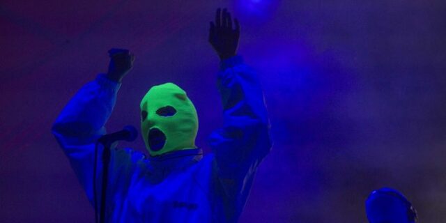 Pussy Riot: Ουρούν σε αφίσα του Πούτιν στο νέο τους βίντεο κλιπ – “Είναι εγκληματίας πολέμου”