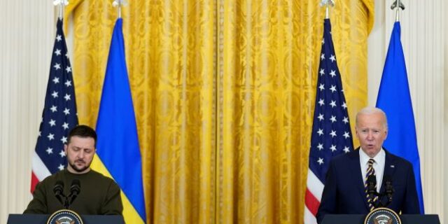 Μπάιντεν σε Ζελένσκι: Ο Πούτιν δεν θα σταματήσει αυτόν τον “βάναυσο πόλεμο”