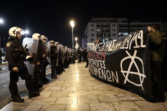 Συγκέντρωση αντιεξουσιαστών στο Σύνταγμα για τον απεργό πείνας και δίψας Θάνο Χατζηαγγέλου