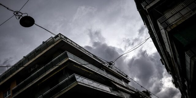 Καιρός: Παροδικές νεφώσεις με τοπικές βροχές την Πέμπτη