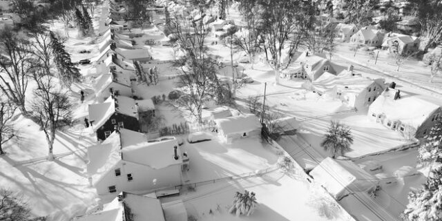 ΗΠΑ: Δεκάδες νεκροί και εγκλωβισμένοι από τη “θύελλα του αιώνα” – Πώς θα κινηθεί τις επόμενες μέρες