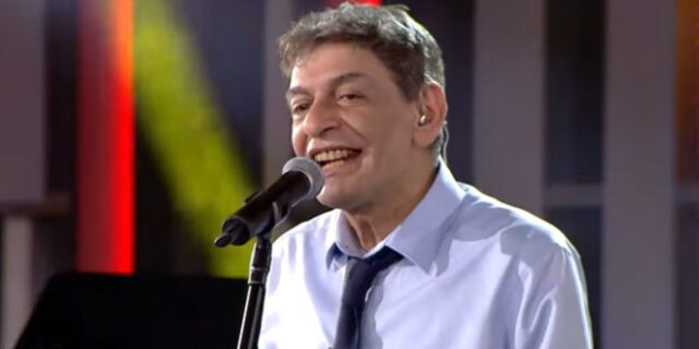 Σπίτι με το MEGA: Ο Μιχάλης Ρακιτζής τραγουδά το “S.A.G.A.P.O.”, 20 χρόνια μετά τη Eurovision