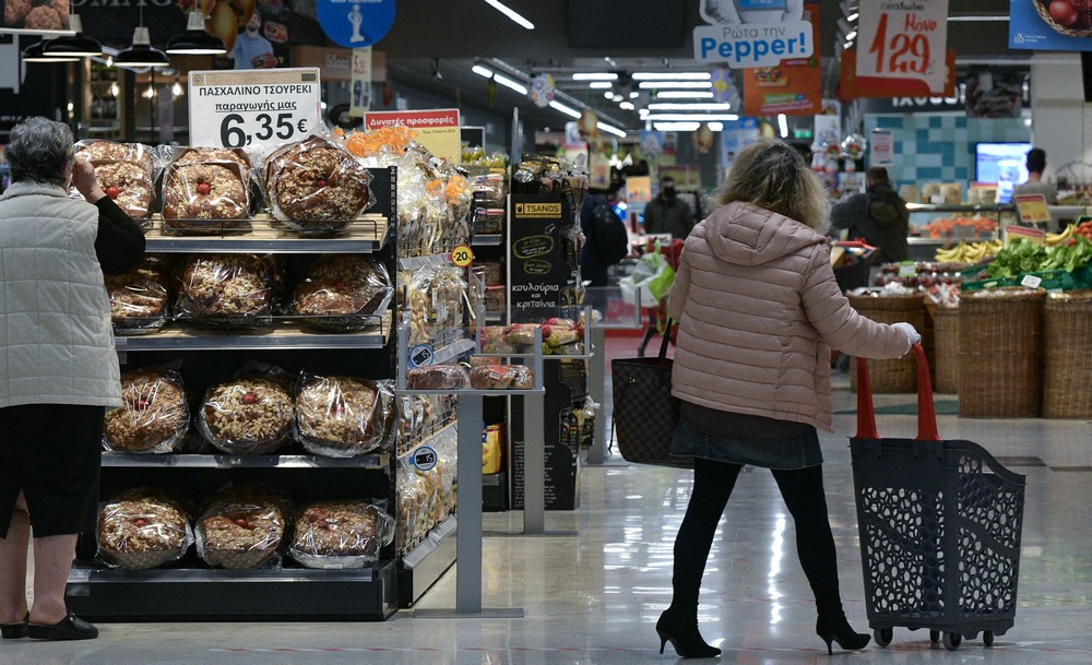 Ακρίβεια – Τρόφιμα: “Με το κιάλι” βλέπουν το ράφι οι καταναλωτές – “Καμπανάκι” για ανισότητες και κοινωνικές εντάσεις
