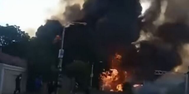 Νότια Αφρική: Έκρηξη βυτιοφόρου με 8 νεκρούς – Συγκλονιστικό βίντεο