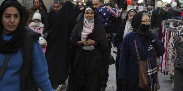 Ιράν: Θα διώκονται ποινικά όσοι ενθαρρύνουν τις γυναίκες να μην φορούν το χιτζάμπ