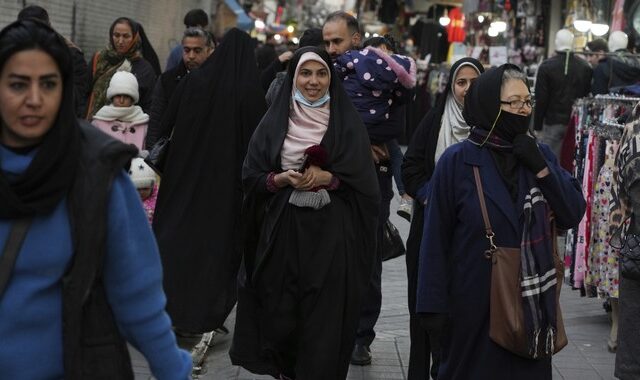 Ιράν: Θα διώκονται ποινικά όσοι ενθαρρύνουν τις γυναίκες να μην φορούν το χιτζάμπ