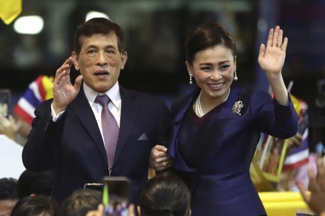 Θετικοί στον κορονοϊό ο βασιλιάς και η βασίλισσα της Ταϊλάνδης
