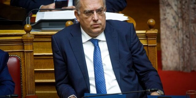 Αν πήγαινε ο Θεοδωρικάκος στον “Τυχαίο θάνατο ενός αναρχικού”