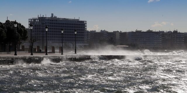 Θεσσαλονίκη: Πτώση 55χρονης στον Θερμαϊκό – Μεταφέρθηκε στο νοσοκομείο