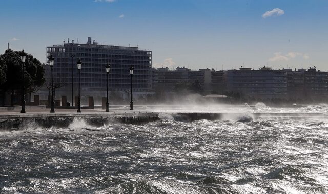 Θεσσαλονίκη: Πτώση 55χρονης στον Θερμαϊκό – Μεταφέρθηκε στο νοσοκομείο