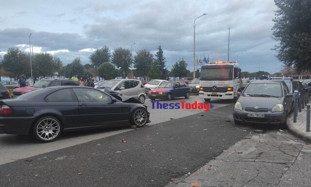 Θεσσαλονίκη: Οδηγός έπεσε πάνω σε 6 οχήματα κι εξαφανίστηκε