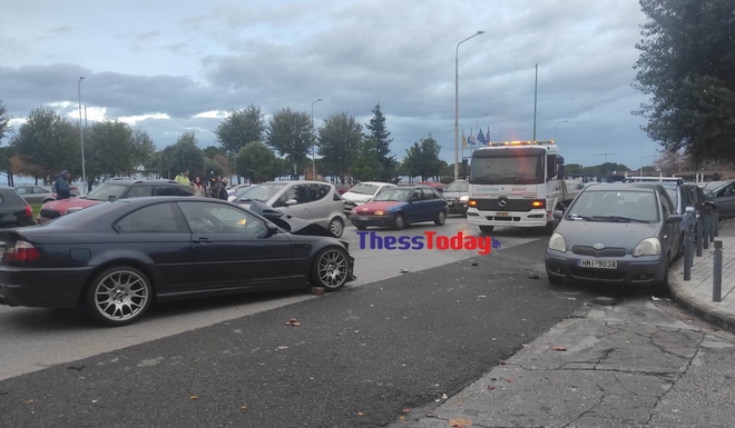 Θεσσαλονίκη: Οδηγός έπεσε πάνω σε 6 οχήματα κι εξαφανίστηκε