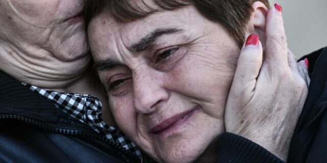 Τοπαλούδη: Αποχώρησε εξοργισμένη στον “αέρα” εκπομπής η μητέρα της – “Μας δουλεύουν ρε”