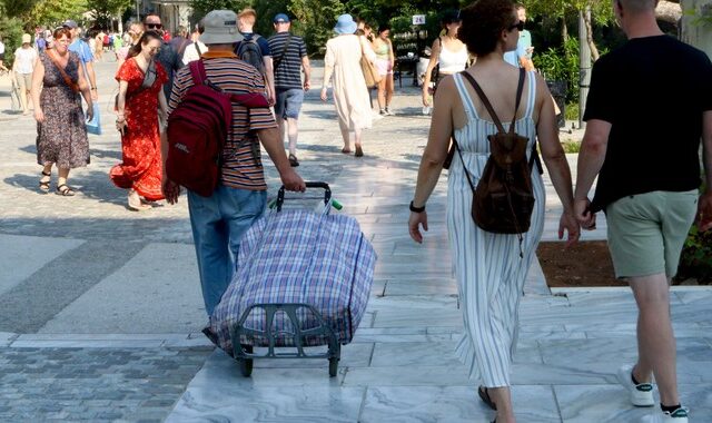 Επίσημα στοιχεία: Οι αριθμοί “τσαλακώνουν” τη χρονιά-ρεκόρ για τον ελληνικό τουρισμό