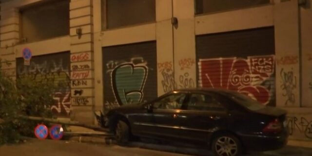 Τροχαίο στην Μπενάκη – ΙΧ αυτοκίνητο “ξήλωσε” δέντρο και πινακίδα