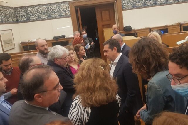 Χειμερινός κολυμβητής ο Αλέξης Τσίπρας