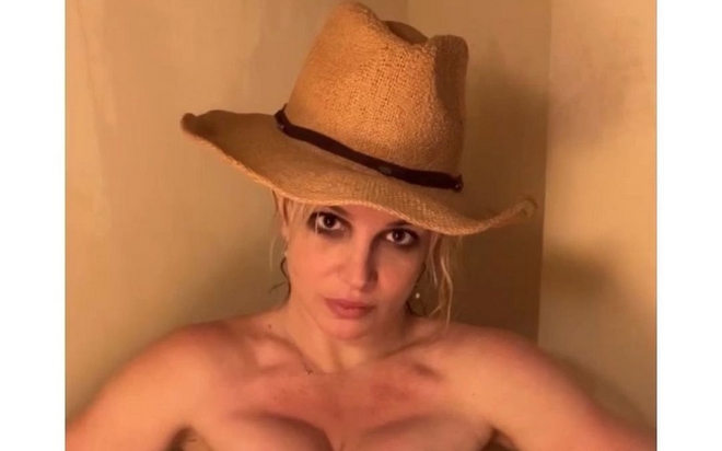 Britney Spears: Ποζάρει (ξανά) ολόγυμνη και οι θαυμαστές της ανησυχούν – “Σταματήστε να την εκμεταλλεύεστε”
