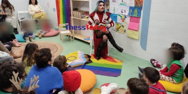 Θεσσαλονίκη: Drag Queen διάβασε παραμύθια σε παιδιά και “έσωσε τα Χριστούγεννα” – Εντυπωσιακή συμμετοχή