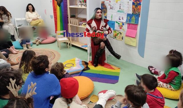 Θεσσαλονίκη: Drag Queen διάβασε παραμύθια σε παιδιά και “έσωσε τα Χριστούγεννα” – Εντυπωσιακή συμμετοχή